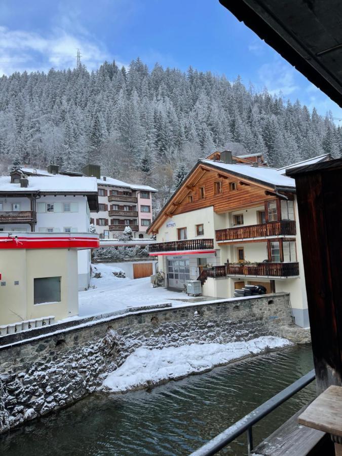 Alpine Retreat: Klosters Center Ski Lodge Exterior photo