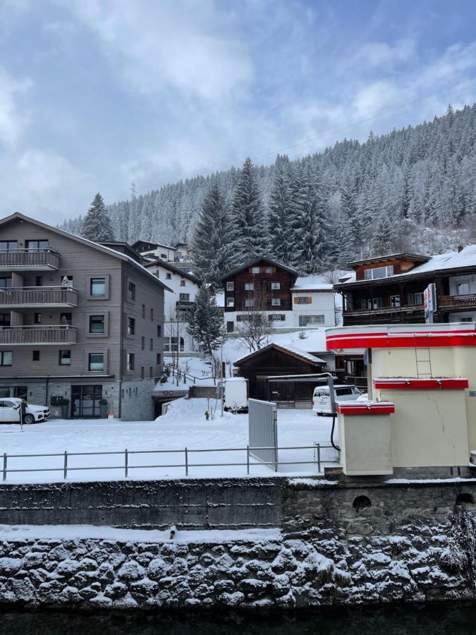 Alpine Retreat: Klosters Center Ski Lodge Exterior photo